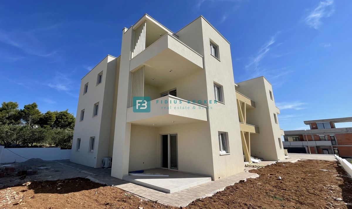 VODICE, novogradnja, prizemlje, vrt 133 m2, mirna lokacija