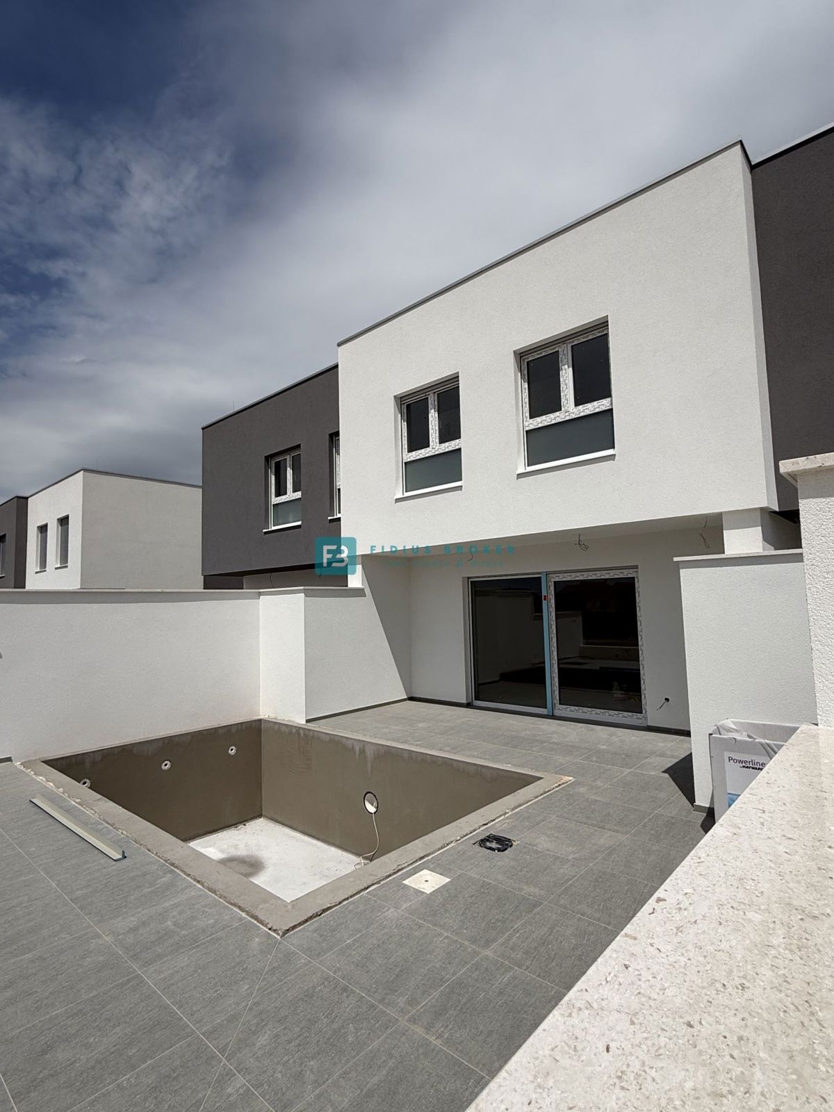 VODICE, novogradnja, dvoetažni stan, bazen, 3 spavaće sobe, C2