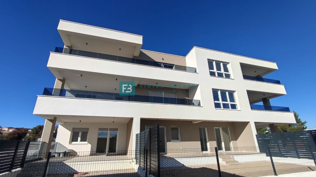 VODICE, novo, 2. kat, useljivo, panoramski pogled na more, 2 spremišta
