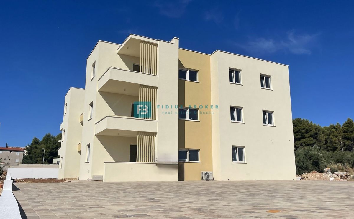VODICE, novogradnja, 1. kat, 2 spavaće sobe, terasa, ostava