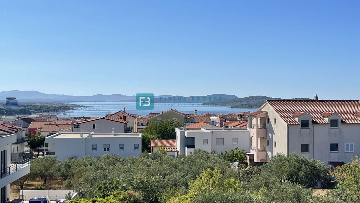 VODICE, novo, 2. kat, pogled na more, 3 spavaće sobe, ostava