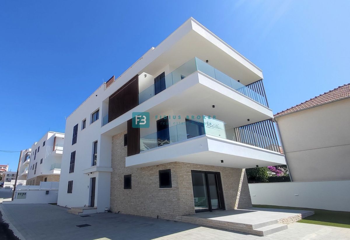 VODICE, novogradnja, prizemlje, luksuzni stan, centar, 250 m do rive
