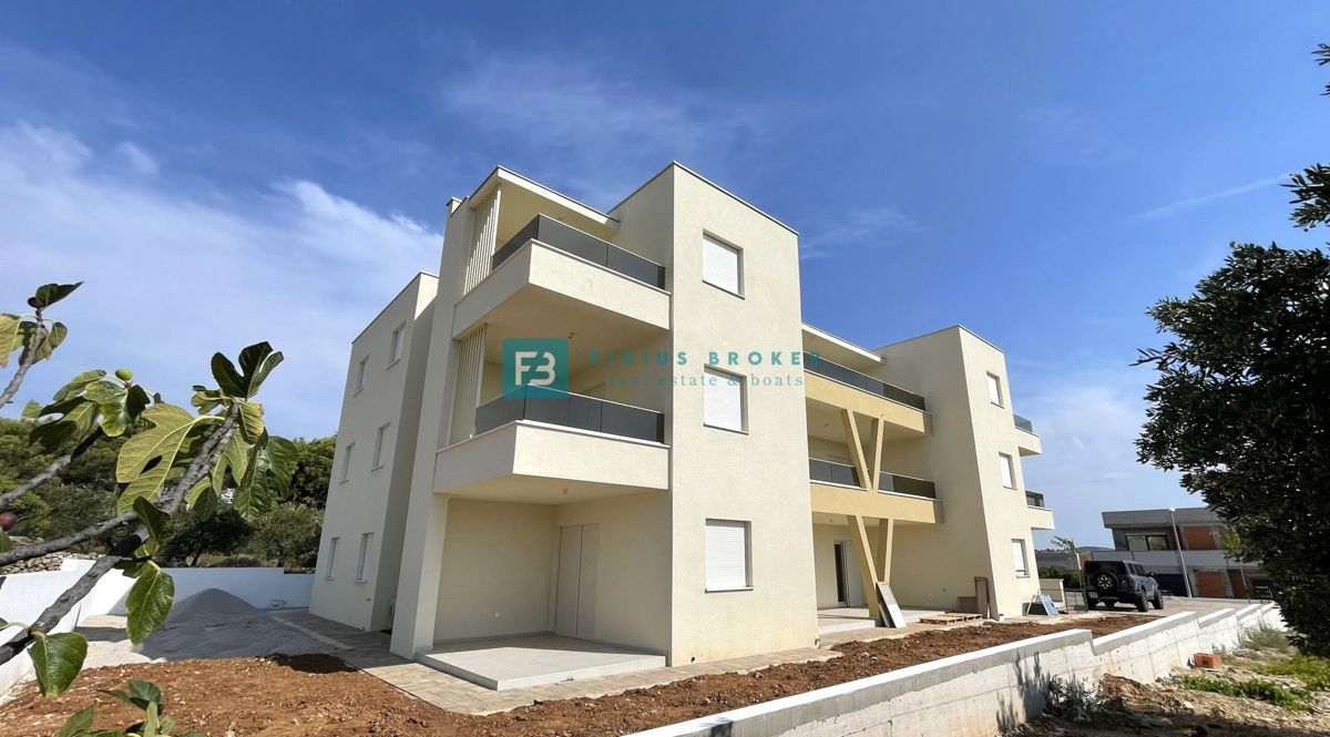 VODICE, novogradnja, pritličje, vrt 133 m2, mirna lokacija