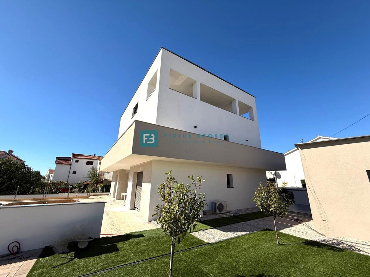 VODICE, moderan stan, 3 spavaće sobe, terasa 54,03 m², 650 m do plaže