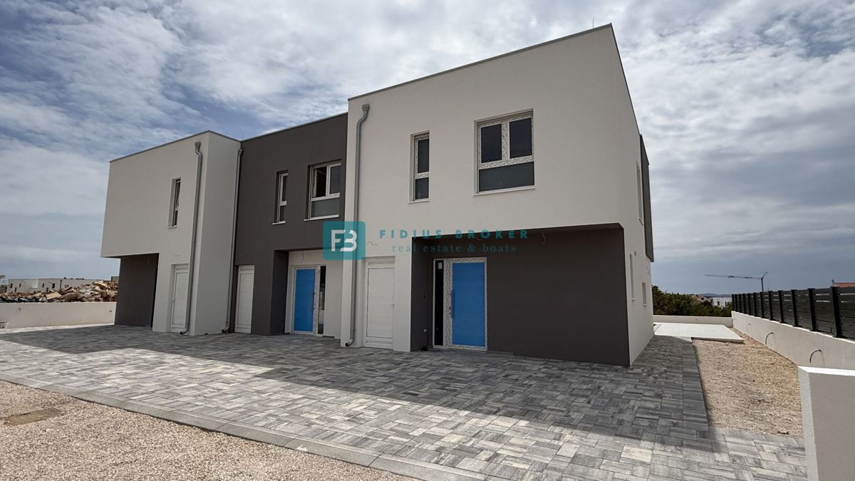 VODICE, novogradnja, dvoetažni stan, bazen, 3 spavaće sobe, C1