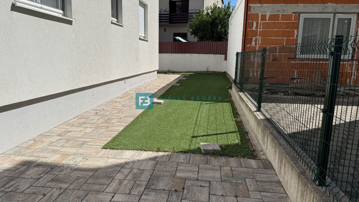 VODICE, novo, samostojeća kuća, 2 odvojena stana, dvorište 317 m2 – 3