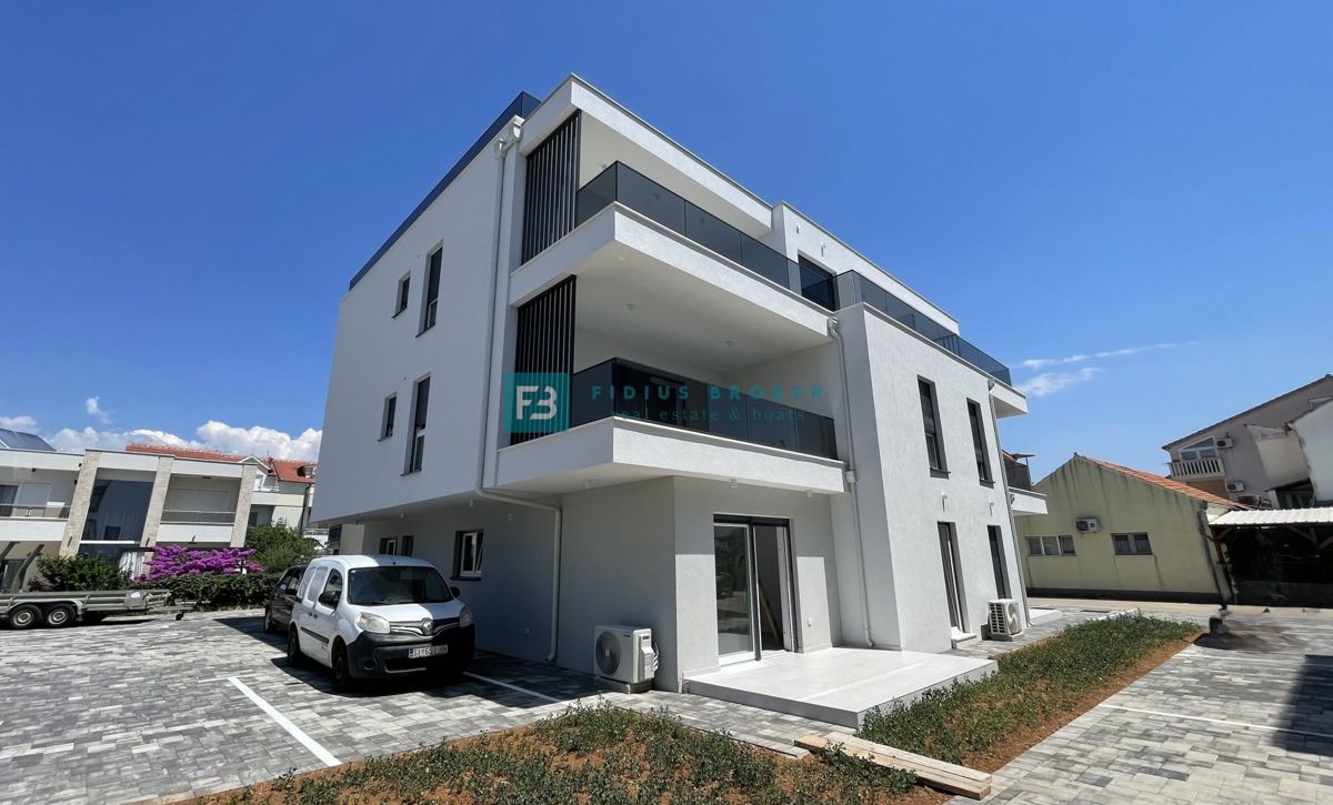 VODICE, novogradnja, 2. kat, krovna terasa, 3 spavaće sobe, 650 m do plaže