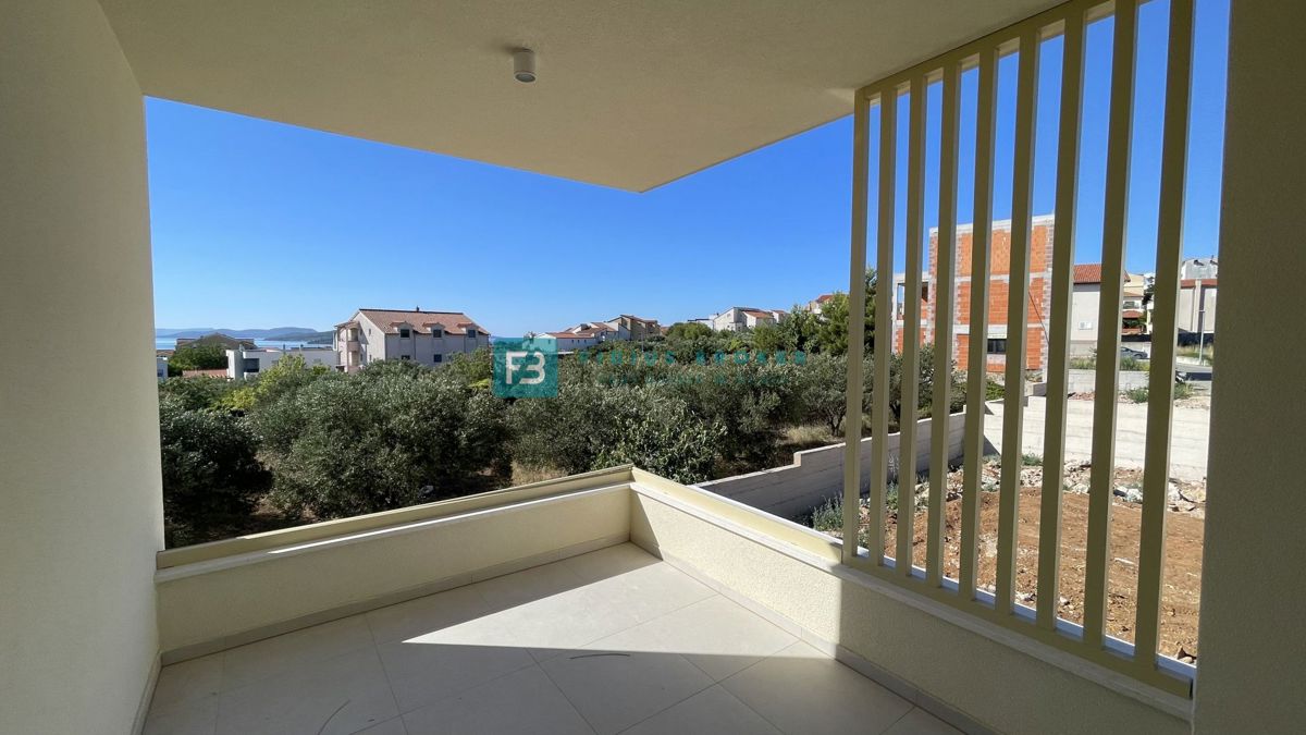 VODICE, novogradnja, 1. kat, 3 spavaće sobe, pogled na more, ostava