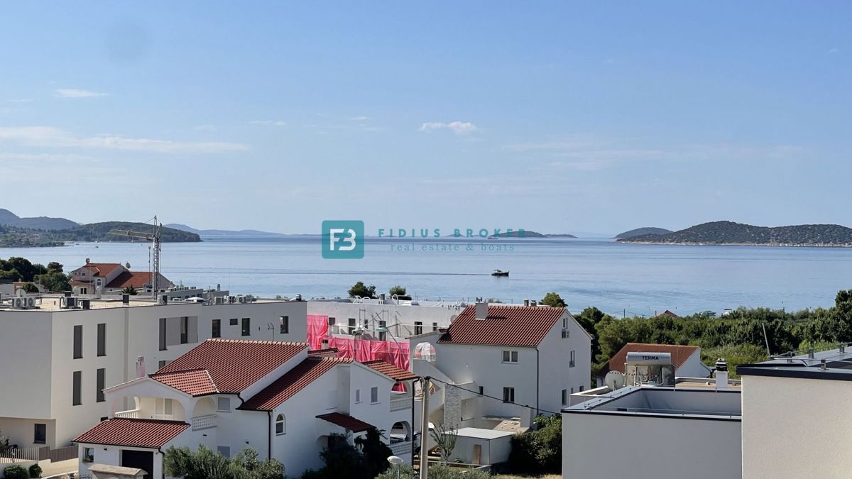 VODICE, novo, 2. kat + krovna terasa, 450 m od plaže, pogled na more, garaža, ostava