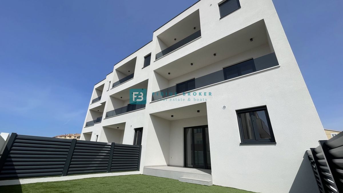 VODICE, novo, useljivo, dvoetažni stan, 3 spavaće sobe, vrt 40 m2