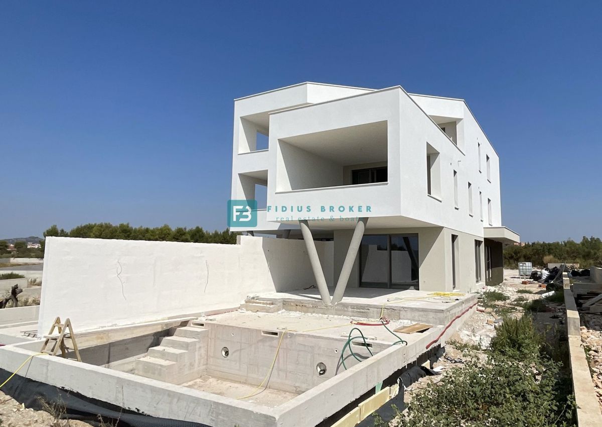 VODICE, novogradnja, dvoetažni luksuzni apartma, bazen, vrt 145 m2
