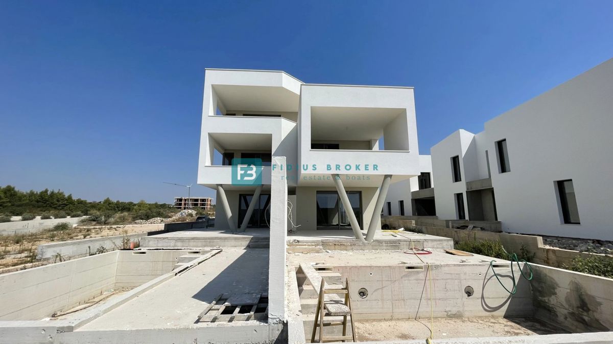 VODICE, novogradnja, dvoetažni luksuzni apartma, bazen, vrt 145 m2 – 2