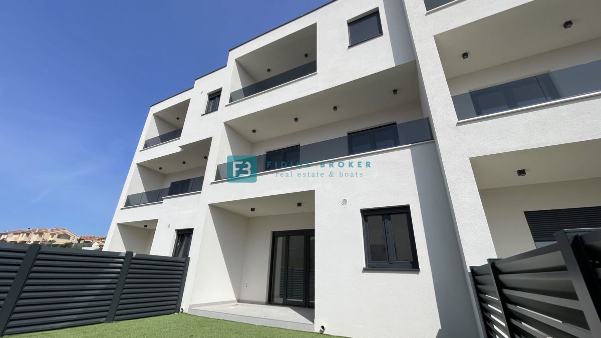 VODICE, novo, moderan dvoetažni stan, vrt 35 m2, 2 parkinga, S3