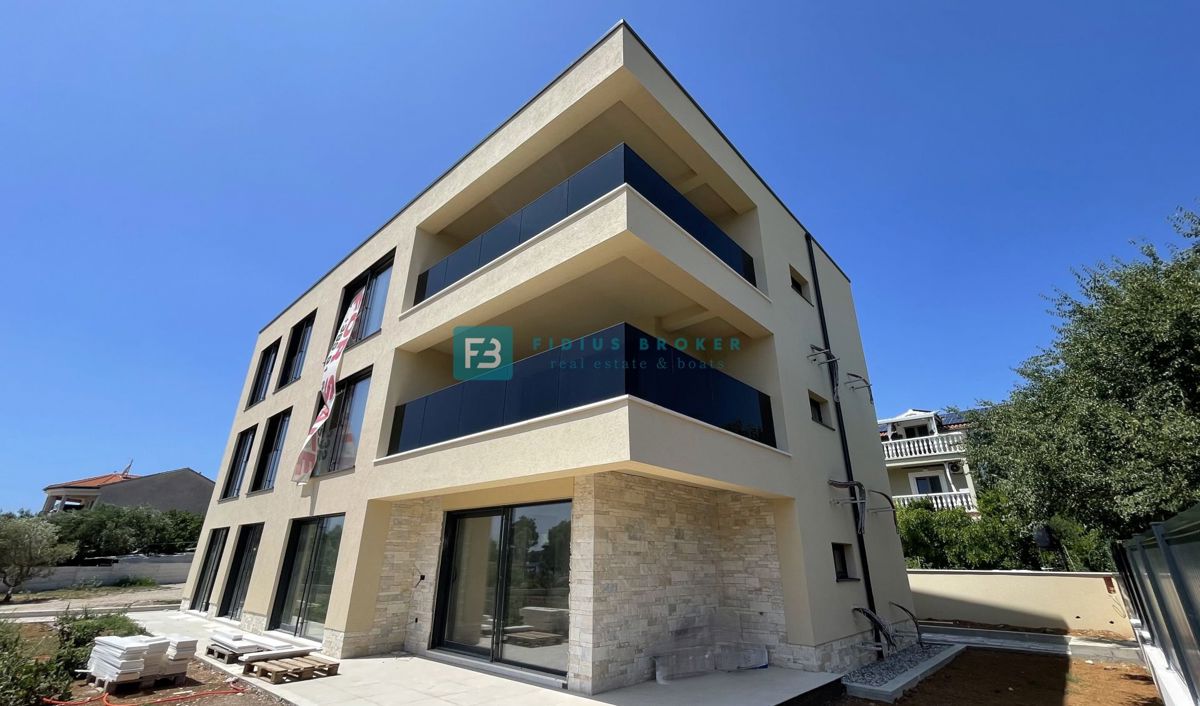 VODICE, novo, top lokacija, 70 m od plaže, pogled na more, 3 spavaće sobe