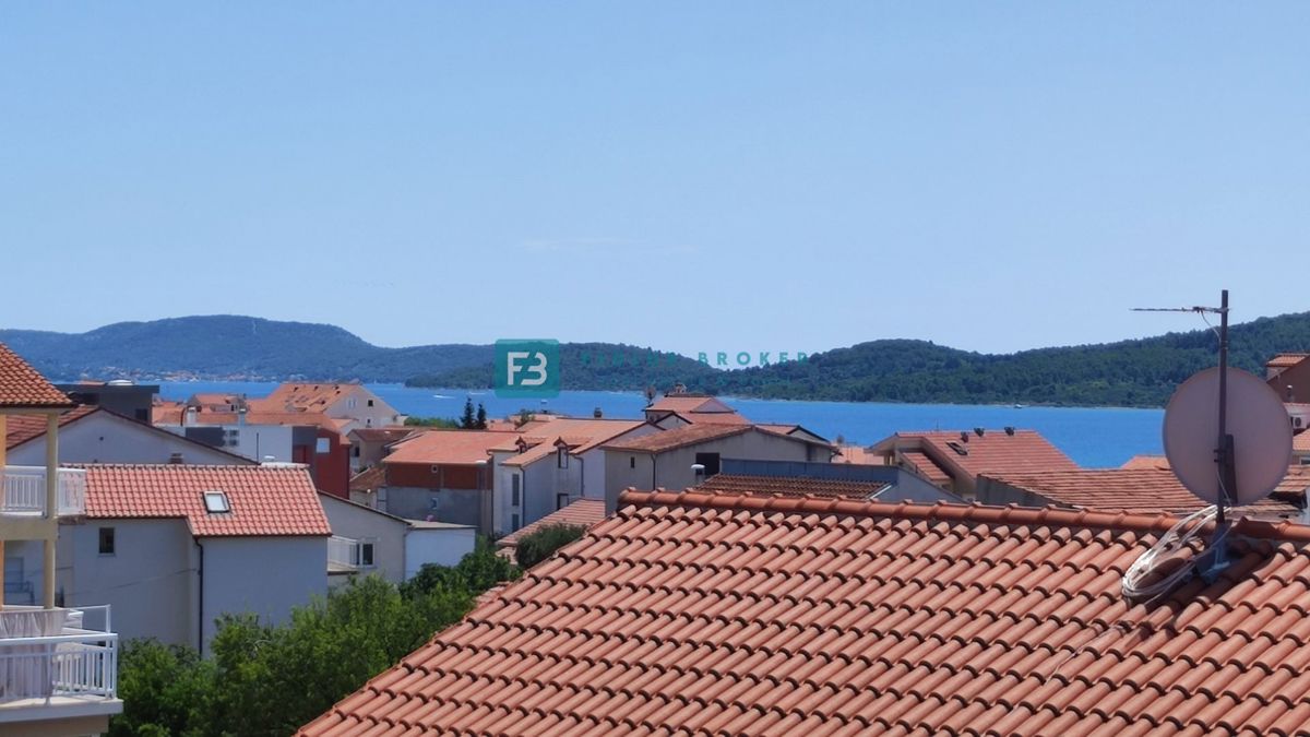 VODICE, novo, 350 m od mora, pogled, krovna terasa 127 m2, jacuzzi