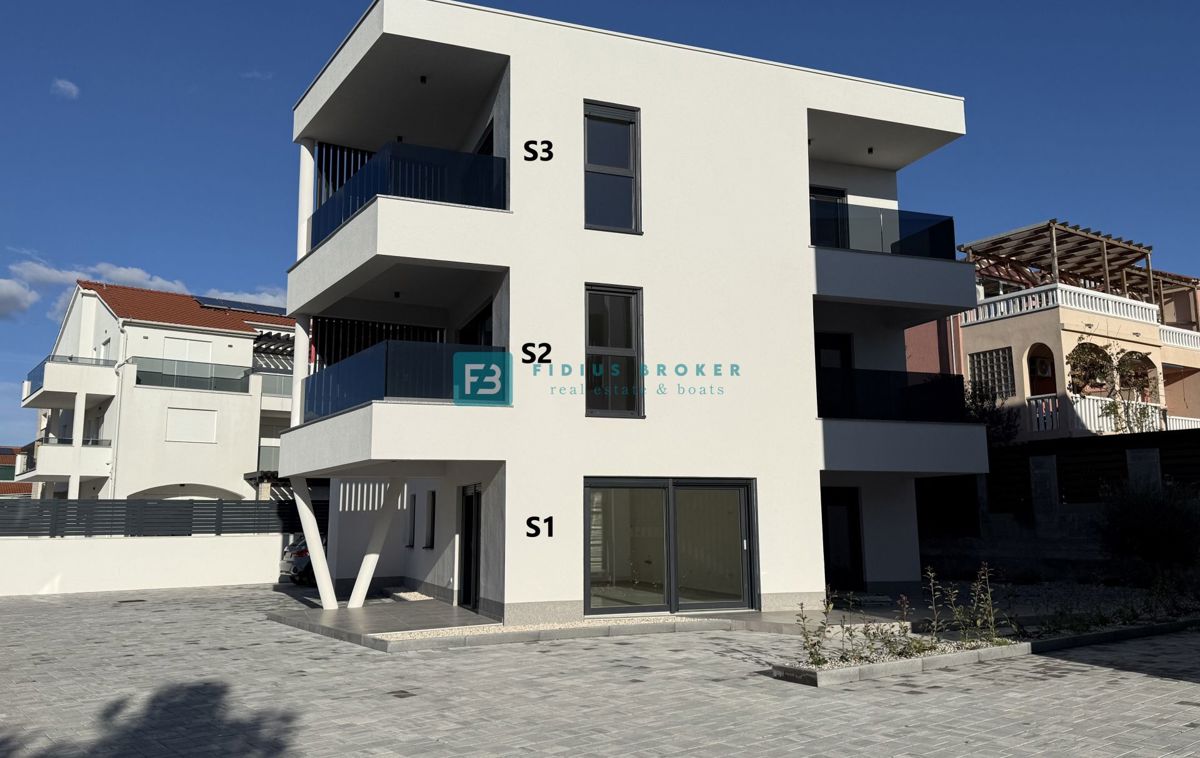 VODICE, novogradnja, useljivo, 2. kat, terasa, mirna lokacija