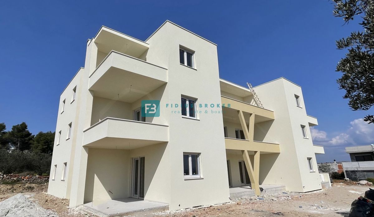VODICE, novogradnja, prizemlje, vrt 133 m2, mirna lokacija