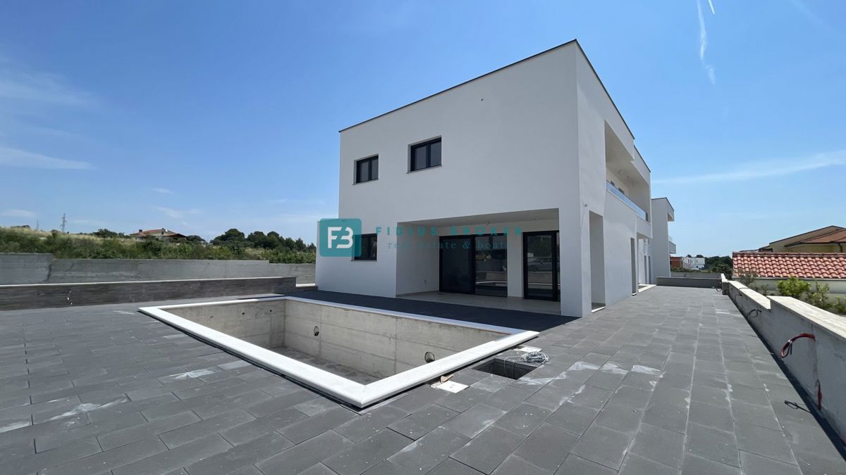 VODICE, novo, prizemlje, bazen, vrt 161 m2, 3 spavaće sobe, spremište
