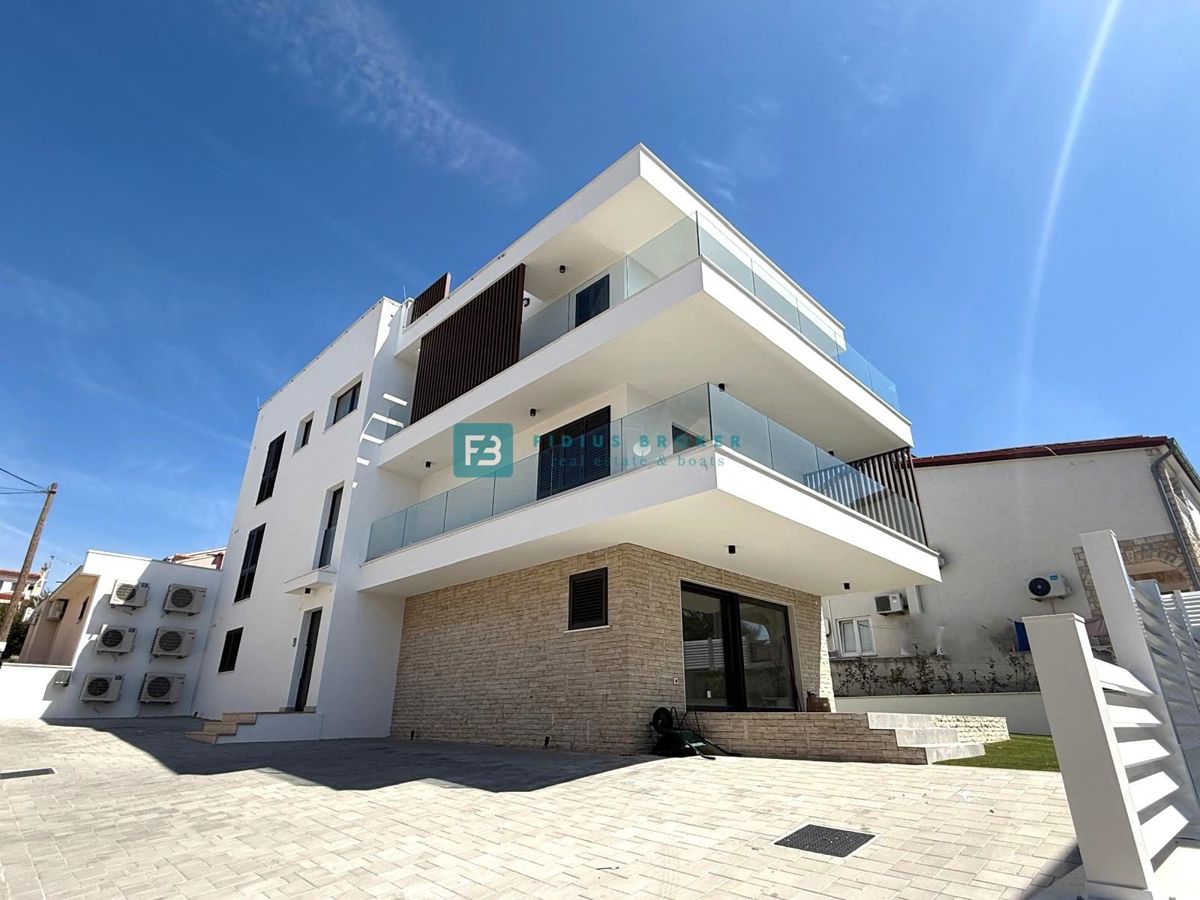 VODICE, new, 1st floor, luxury apartment, 250 m to the waterfront, 3 bedrooms