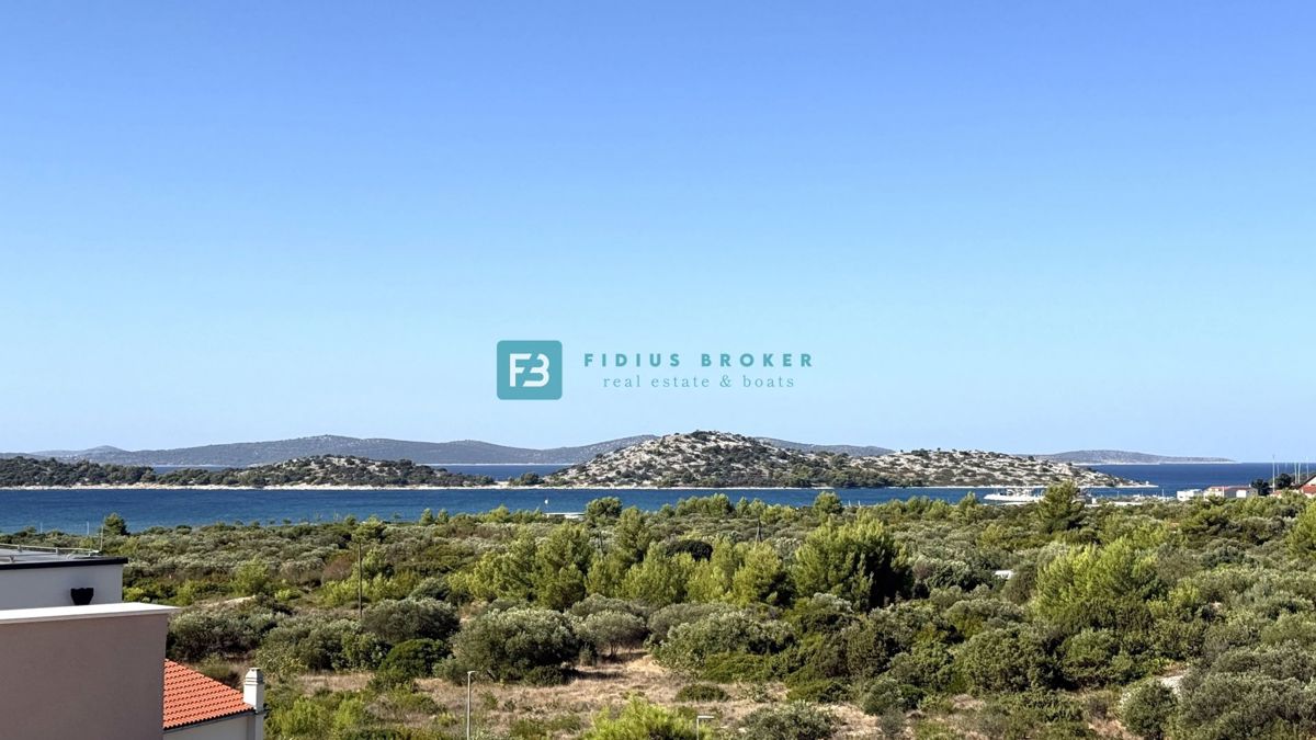 VODICE, novo, 2. nadstropje + strešna terasa, 450 m od plaže, pogled na morje, garaža, shramba