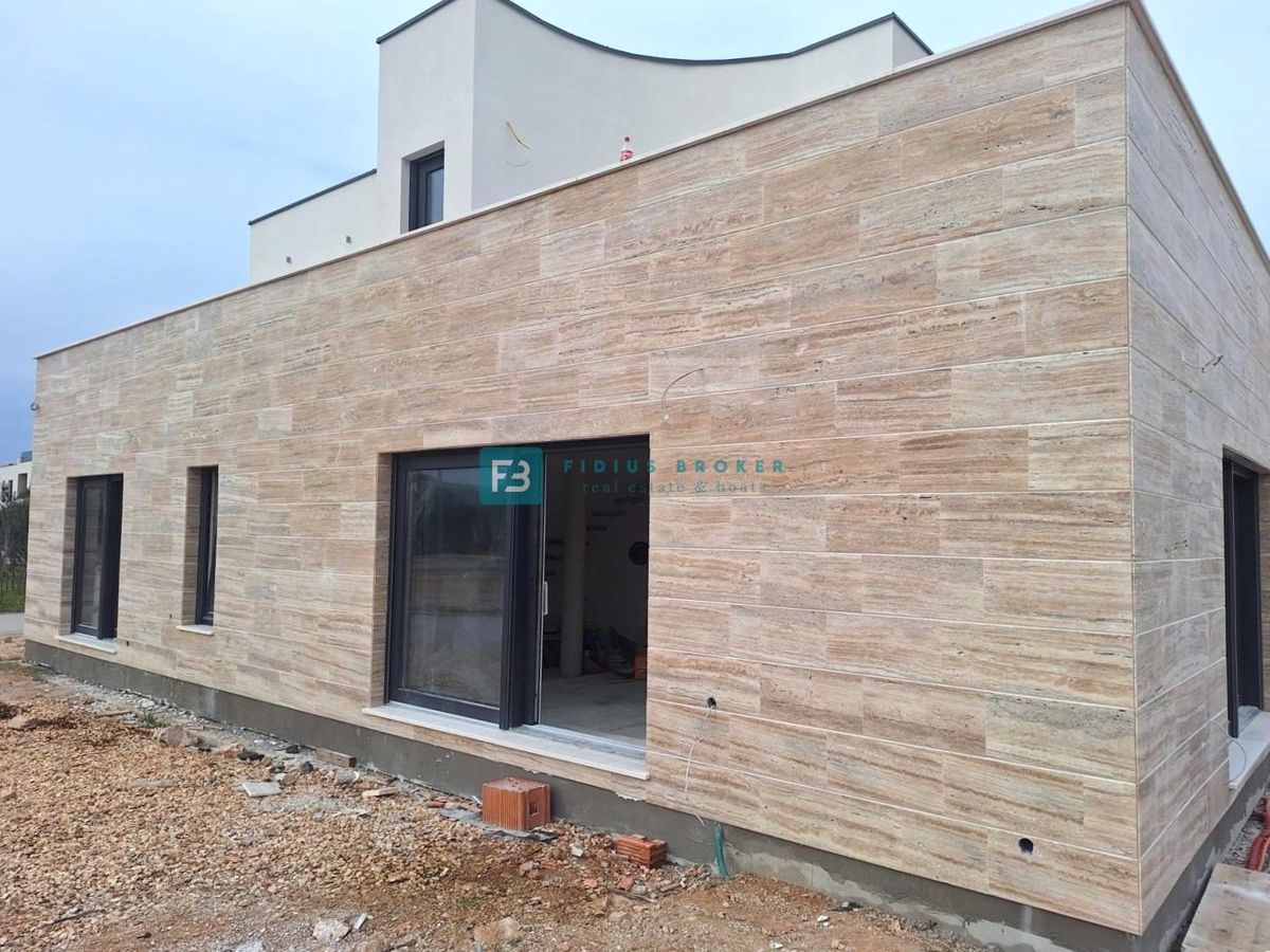 VODICE, novogradnja, moderna samostojeća kuća, bazen, garaža – 3