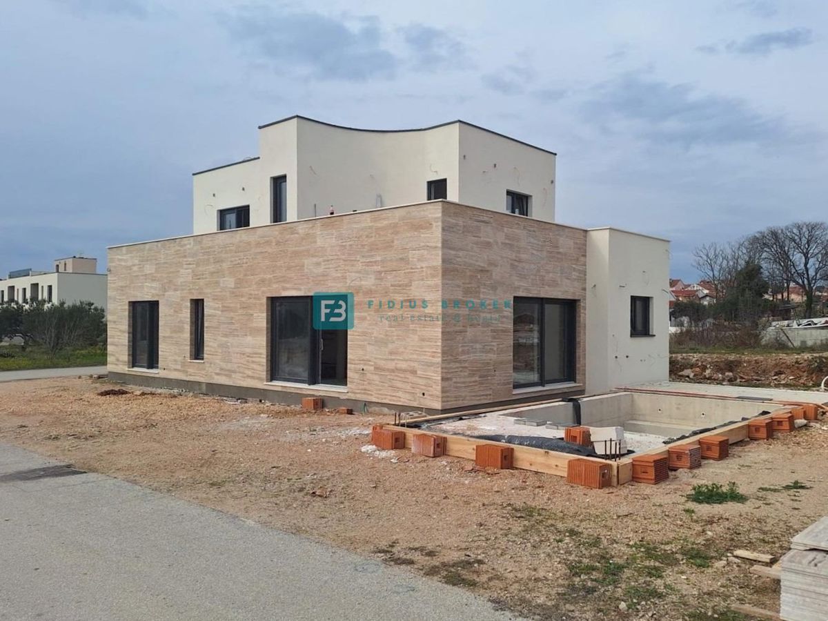 VODICE, novogradnja, moderna samostojeća kuća, bazen, garaža – 2