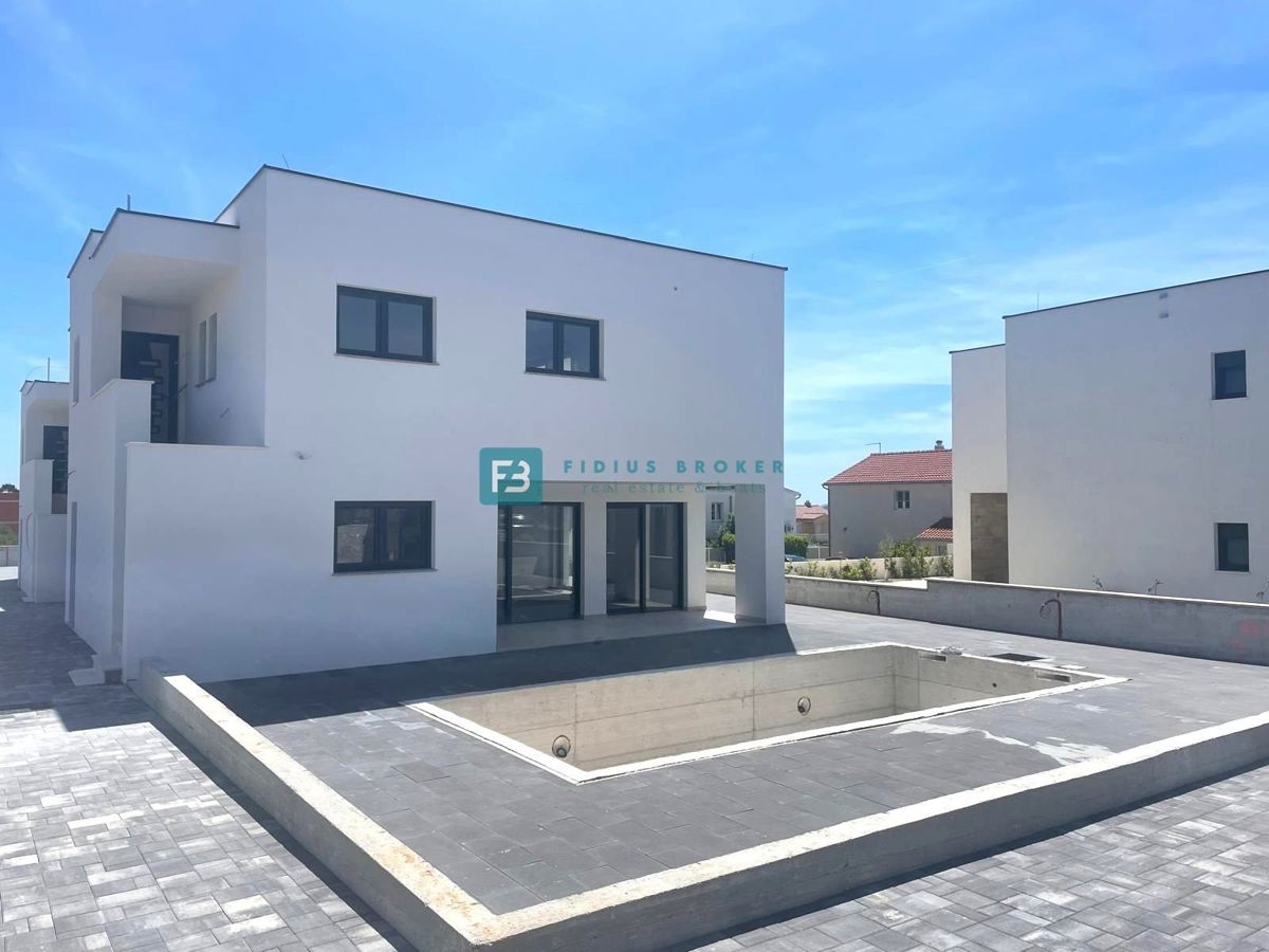 VODICE, novo, prizemlje, bazen, vrt 161 m2, 3 spavaće sobe, spremište