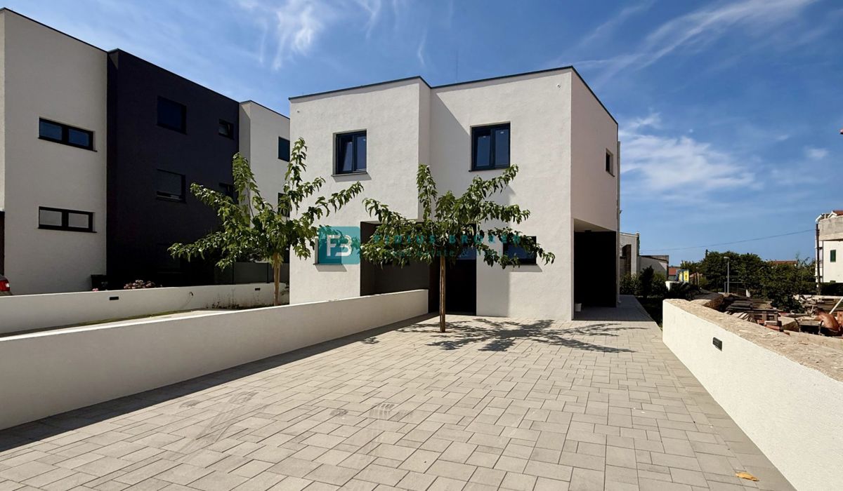 VODICE, novo, dvoetažni stan, 650 m od plaže, vrt 120 m2, 3 spavaće sobe, S1