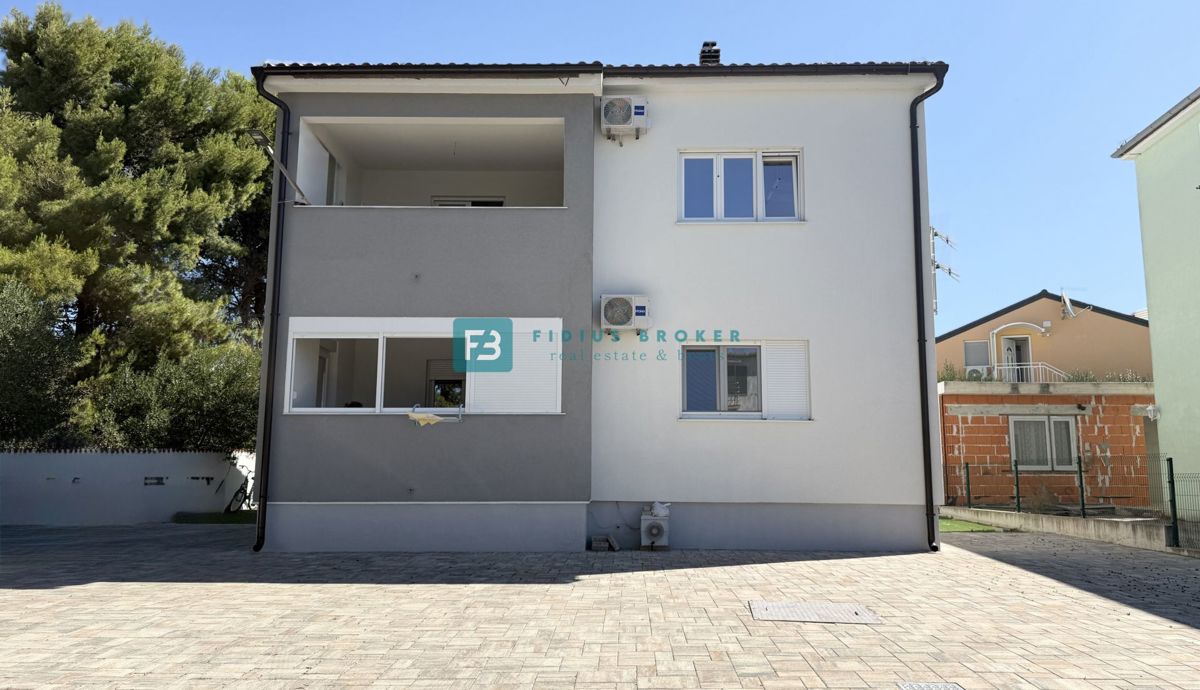 VODICE, novo, moderno stanovanje, 1. nadstropje, 3 spalnice, 2 parkirni mesti, vrt 103 m2, shramba