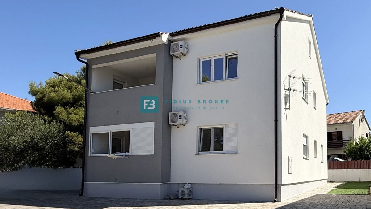 VODICE, novo, moderno stanovanje, 1. nadstropje, 3 spalnice, 2 parkirni mesti, vrt 103 m2, shramba