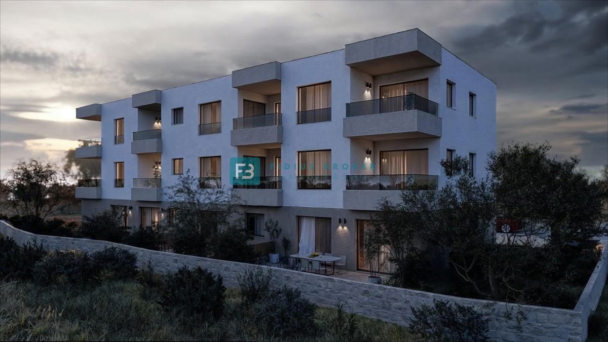 VODICE, nov projekt, pritličje, vrt 120 m2, mirna lokacija