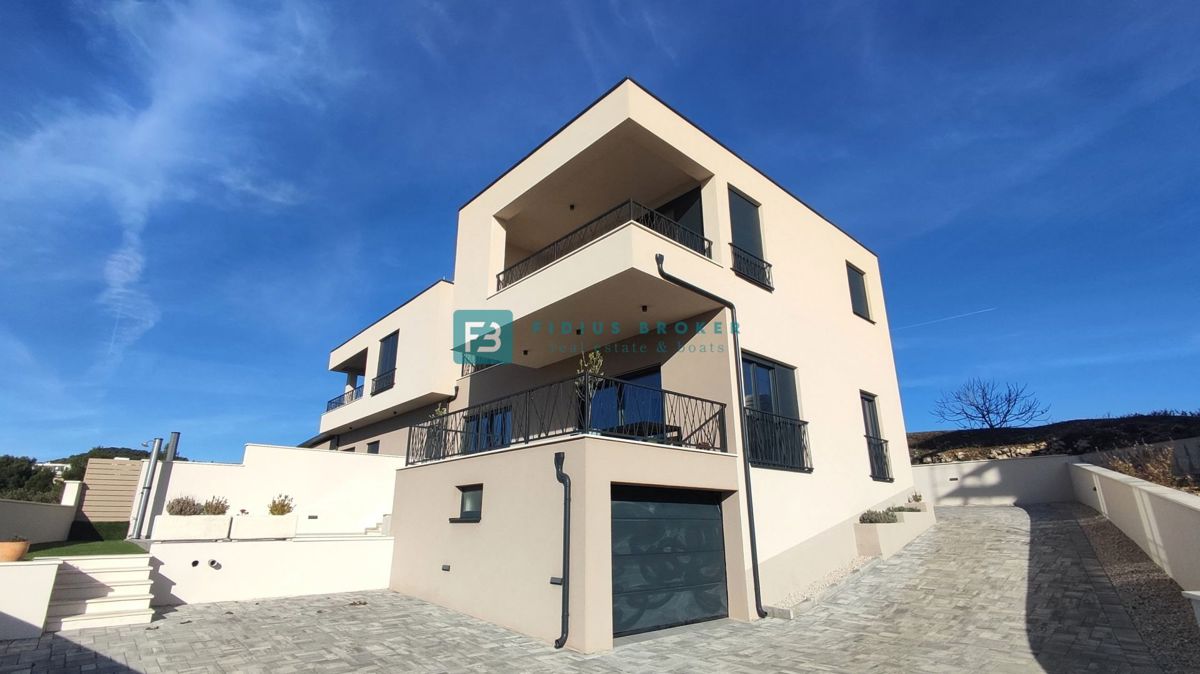 VODICE, novo, luksuzno namještena kuća, pogled na more, bazen, garaža – 2