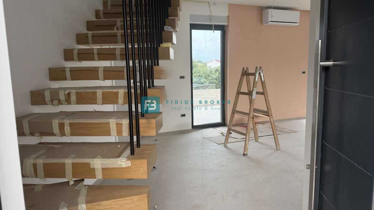 VODICE - SRIMA, novo, moderna samostojeća kuća, 250 m do plaže, bazen, vrt, spremište – 3
