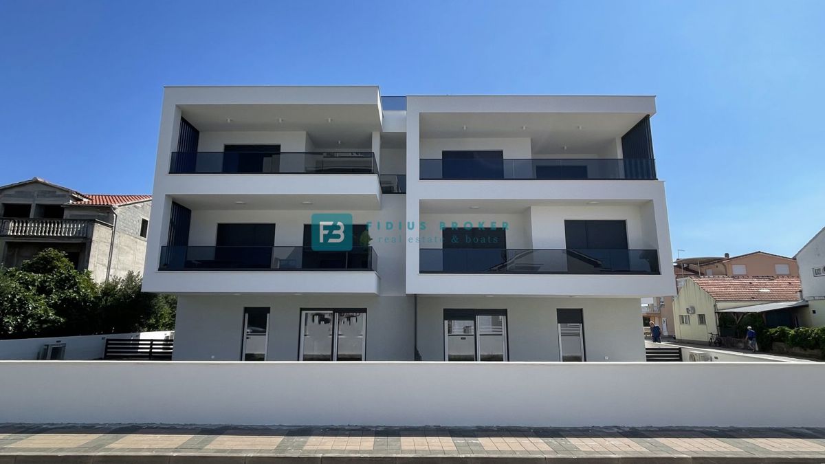 VODICE, novogradnja, pritličje, moderno stanovanje, 650 m do plaže