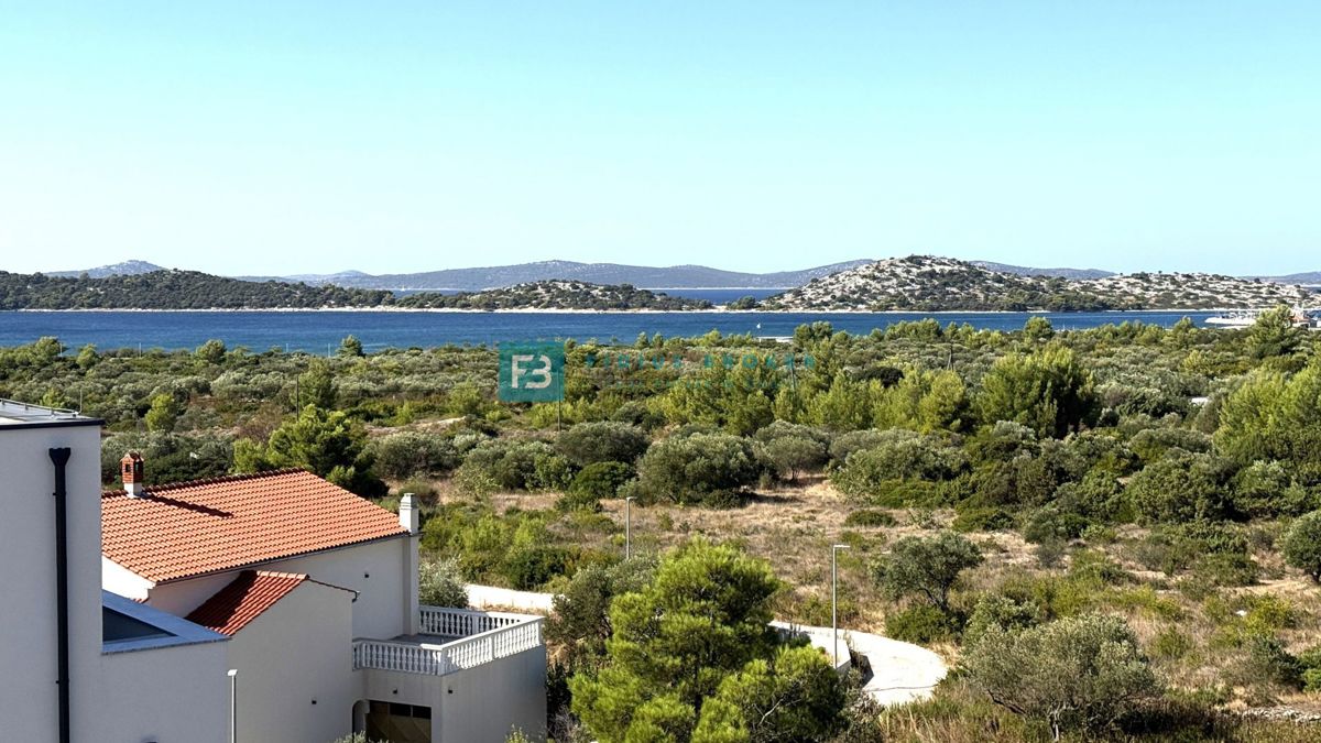 VODICE, novo, 2. nadstropje + strešna terasa, 450 m od plaže, pogled na morje, garaža, shramba