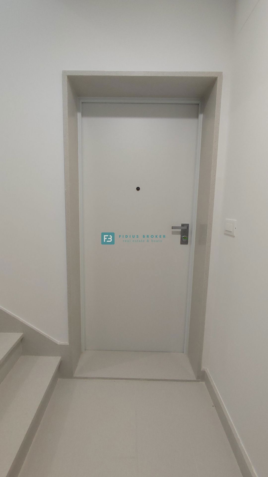 VODICE, novo, pritličje, luksuzno stanovanje, 250 m od obale, 3 spalnice – 3