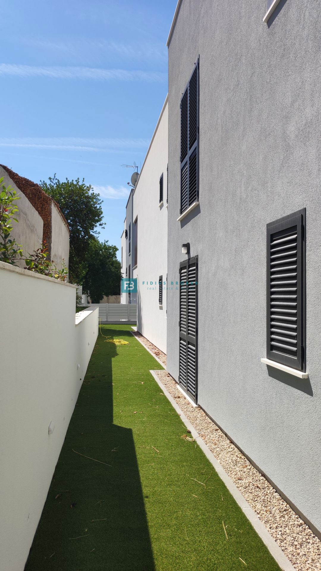VODICE, novo, pritličje, luksuzno stanovanje, 250 m od obale, 3 spalnice – 2