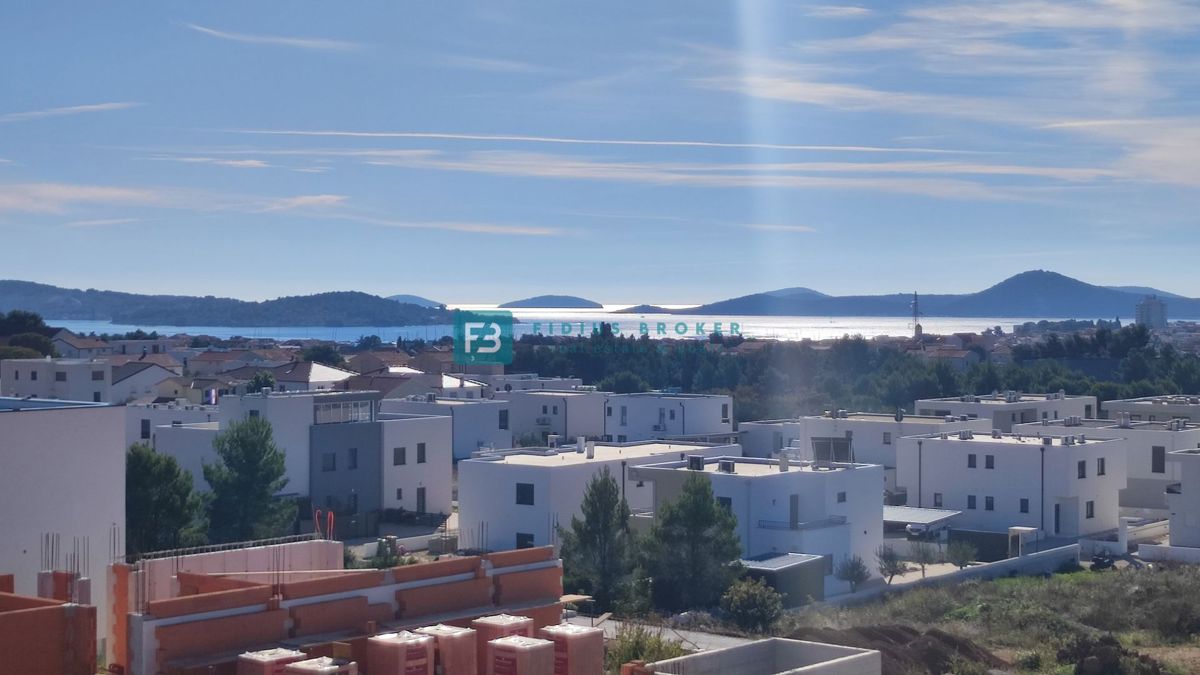 VODICE, novo, moderan dvoetažni stan, panoramski pogled na more, krovna terasa