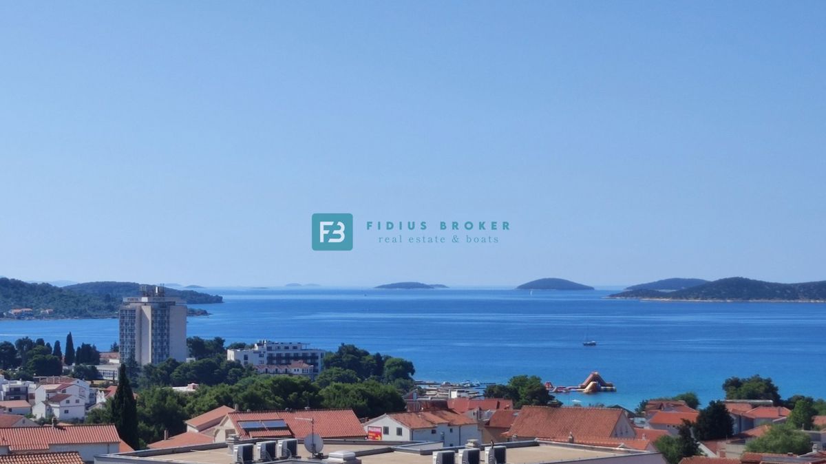 VODICE, novo, 1. kat, panoramski pogled na more, 3 spavaće sobe, lift, ostava
