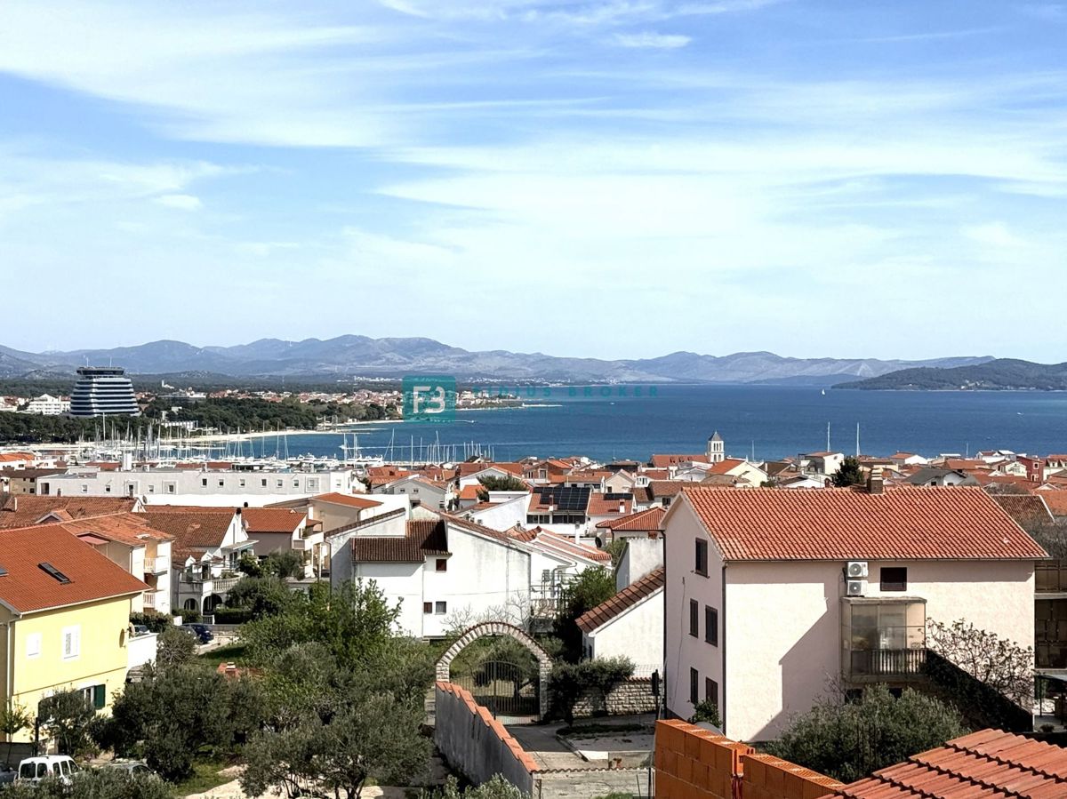 VODICE, novo, 1. nadstropje + strešna terasa 85 m2, panoramski pogled na morje, shramba, 2 parkirni mesti
