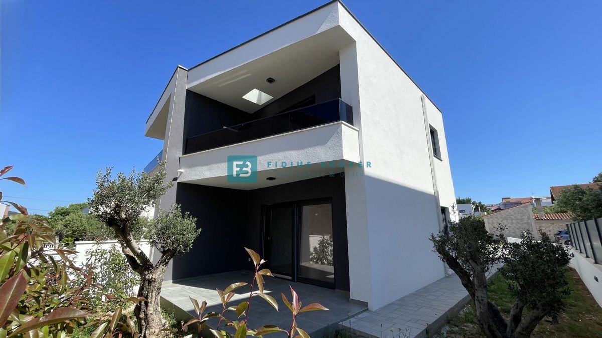VODICE, novo, dvoetažni stan, 650 m od mora, vrt 120 m2, ostava, 3 spavaće sobe, S2
