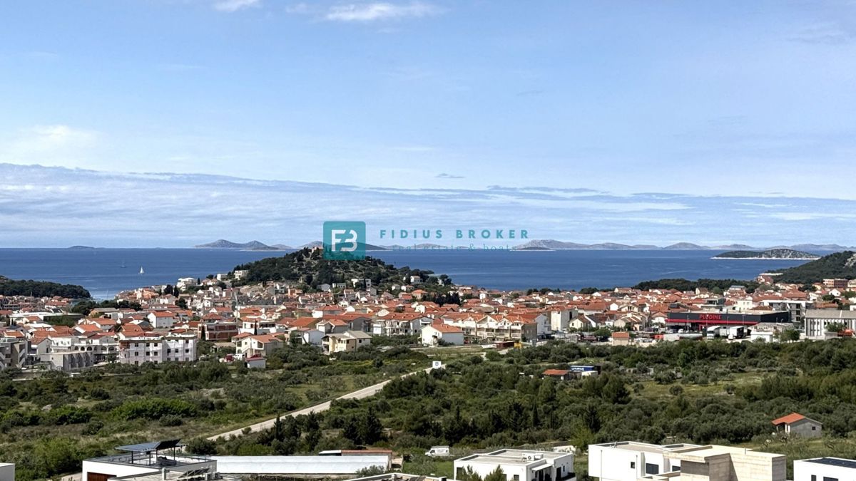 VODICE, novo, višeetažni stan, bazen, pogled na more, vrt, S2