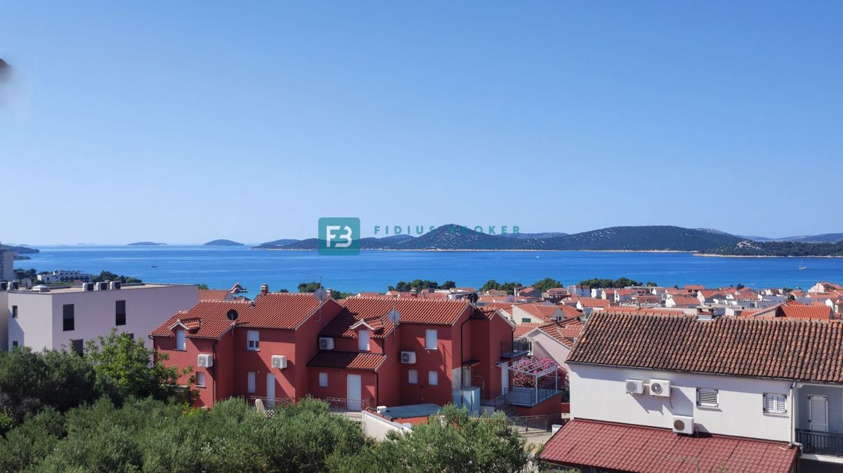 VODICE, novo, 1. kat, luksuzan stan, pogled na more, 3 spavaće sobe, lift, ostava