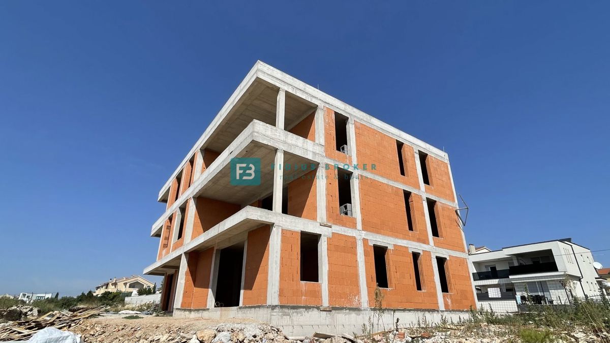 VODICE, novogradnja, 1. nadstropje, 2 spalnici, terasa 19 m2