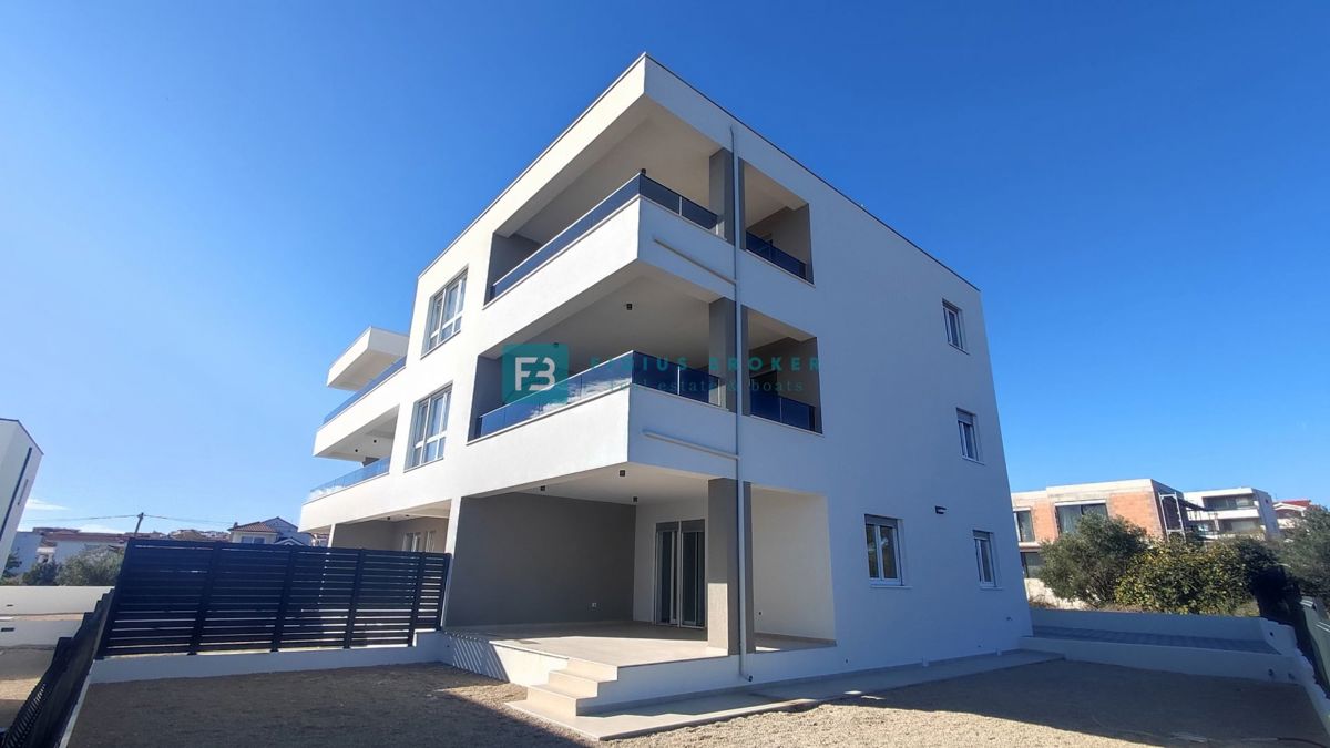 Vodice, novo, 2. nadstropje, vseljivo, panoramski pogled na morje, 2 shrambi