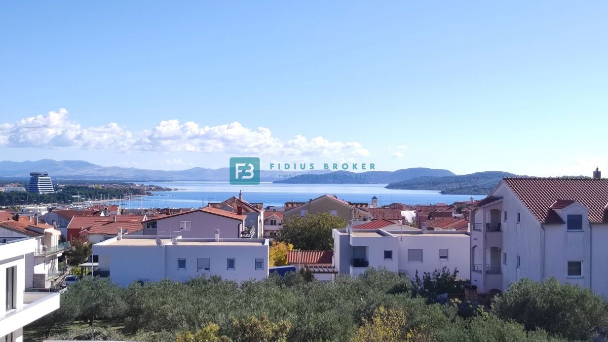 VODICE, novogradnja, 2. kat, pogled na more, 3 spavaće sobe, ostava