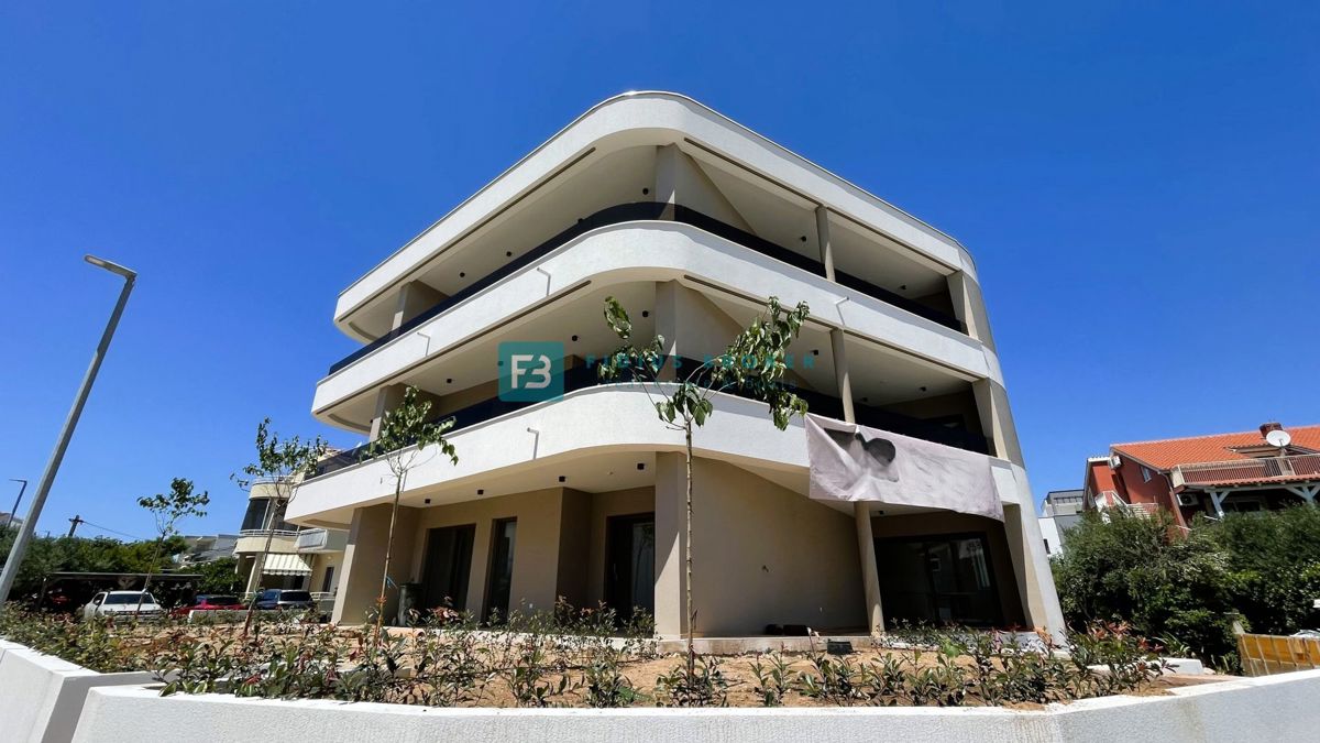 VODICE, novo, top lokacija, 50 m do plaže, prizemlje, privatni vrt