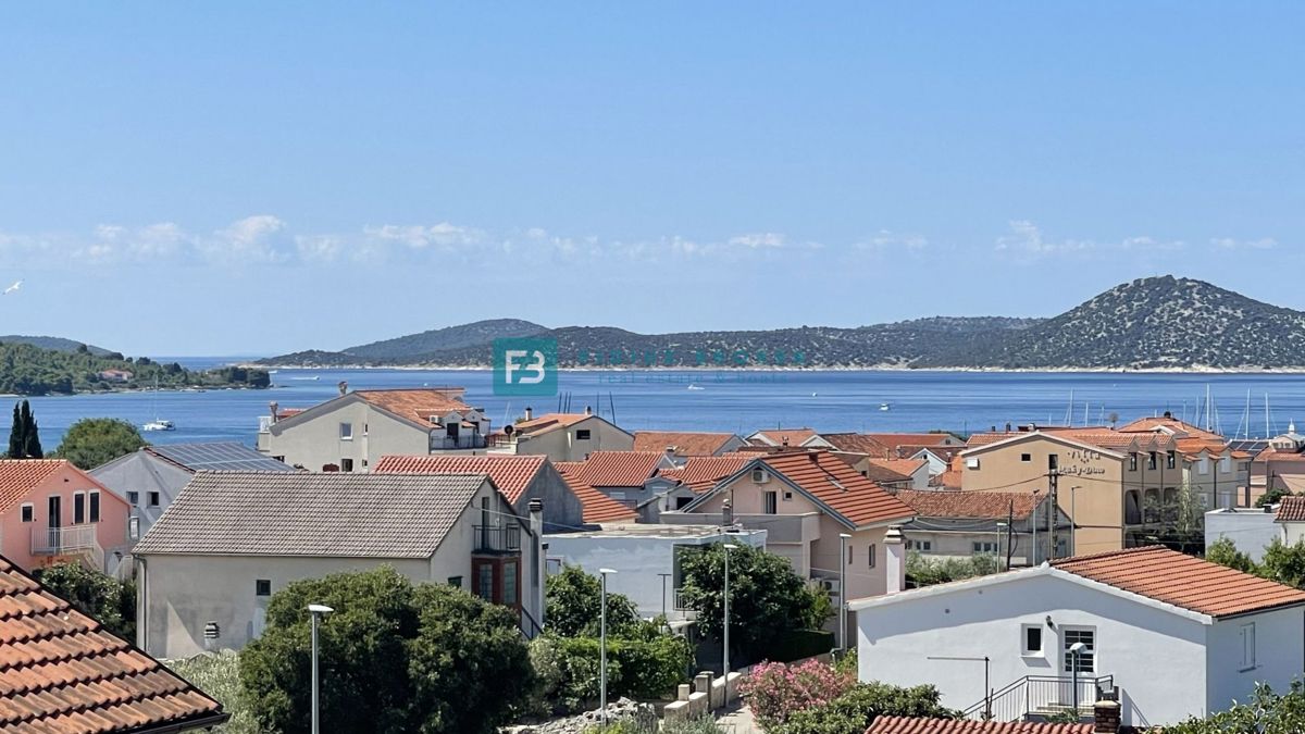 VODICE, novogradnja, 2. kat, panoramski pogled na more, terasa 13,85 m²
