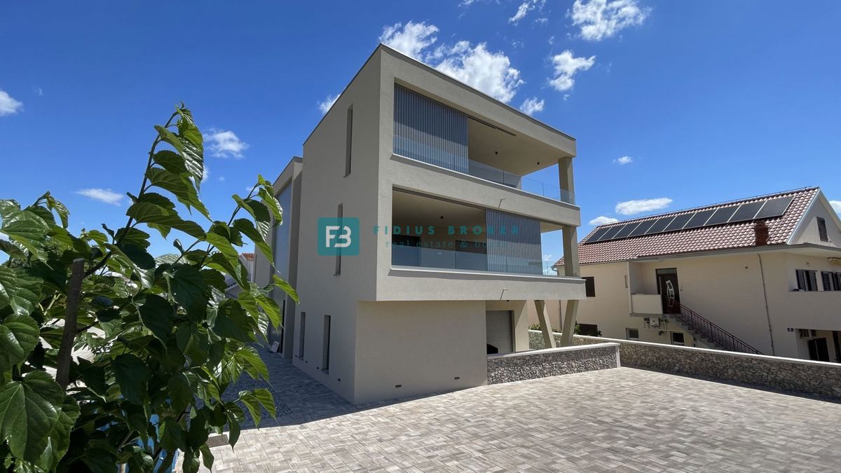 VODICE, novo, penthouse 130 m², pogled na grad i more + terasa 38,44 m², lift, 2 parkinga