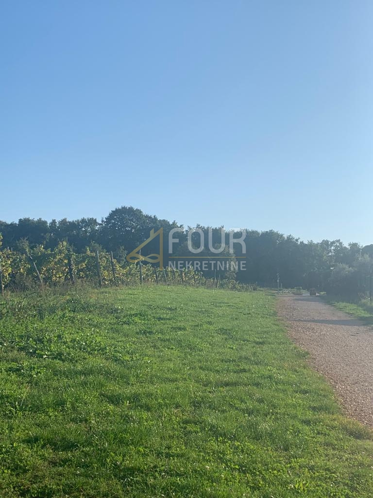 Участок PAZIN, 500.000 €